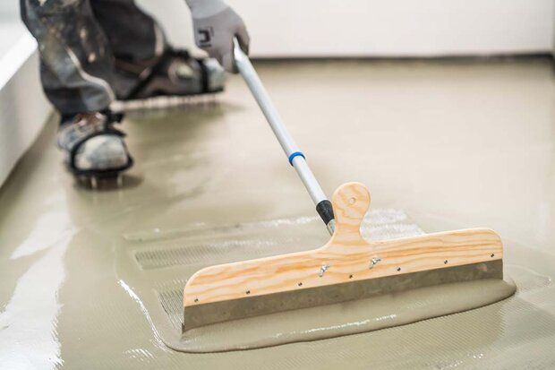 Aljzatkiegyenlítés - az anyag terítése - Cemix