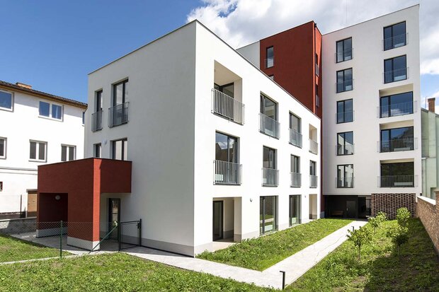 Az épület mérete és külső felületeinek textúrája nagyban befolyásolja a színérzékelést.